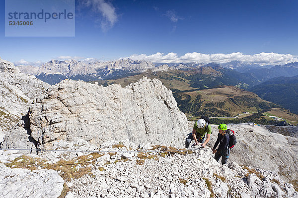 Bergsteiger im Klettersteig Boeseekofel  Dolomiten  hinten die Fanesgruppe  Südtirol  Italien  Europa