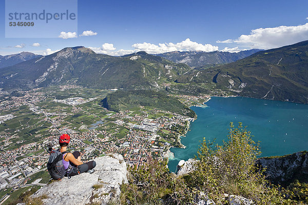 Kletterer am Klettersteig Via dell' Amicizia  Gardasee  unten das Dorf Riva  Trentino  Italien  Europa
