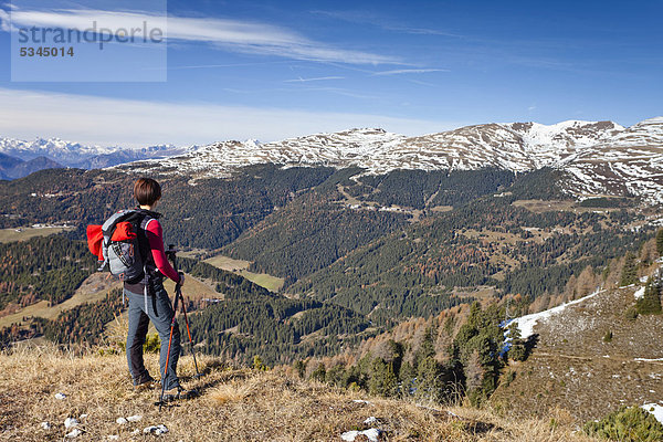 Bergsteiger beim Herrensteig und auf den Kofelwiesen im Villnösstal  hinten die Plose  Südtirol  Italien  Europa