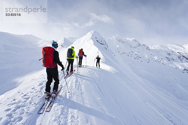 Skitourengeher beim Aufstieg zur kleinen Kreuzspitze in Ratschings oberhalb von Sterzing  hinten die große Kreuzspitze  Südtirol  Italien  Europa