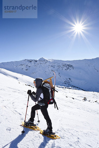 Schneeschuhgeher beim Aufstieg zur Pfattenspitz oberhalb von Durnholz  Sarntal  Südtirol  Italien  Europa