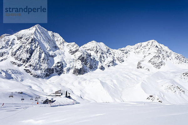 Skigebiet Sulden  Sulden im Winter  hinten die Königsspitze  der Zebru und Ortler  Südtirol  Italien  Europa