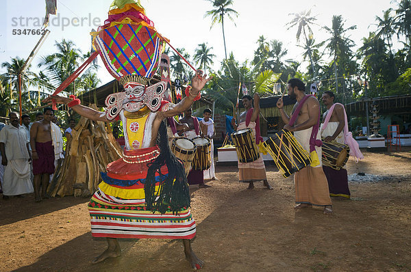Theyyam-Tänzer und Trommler  Theyyam  Kozhikode  Calicut  Kerala  Südindien  Asien