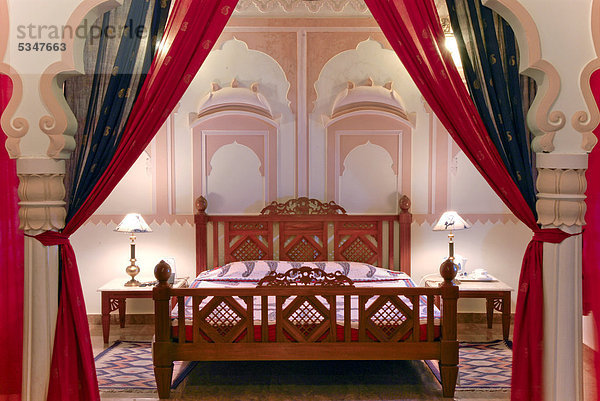 Schlafzimmer einer Suite  Heritage Hotel Fort Khimsar  Rajasthan  Nordindien  Asien