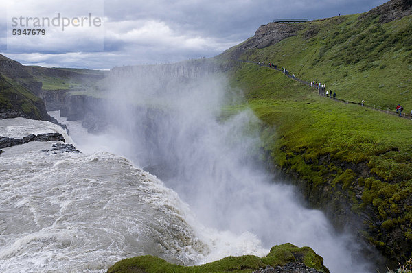 Touristen am Wasserfall Gullfoss  Island  Europa