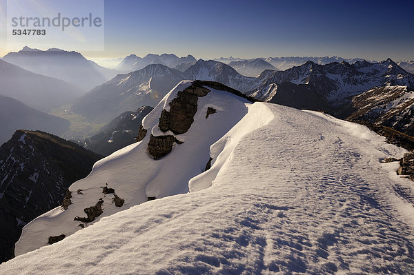 Winterlicher Gipfelgrat am frühen Morgen  Rutte  Außerfern  Tirol  Österreich  Europa