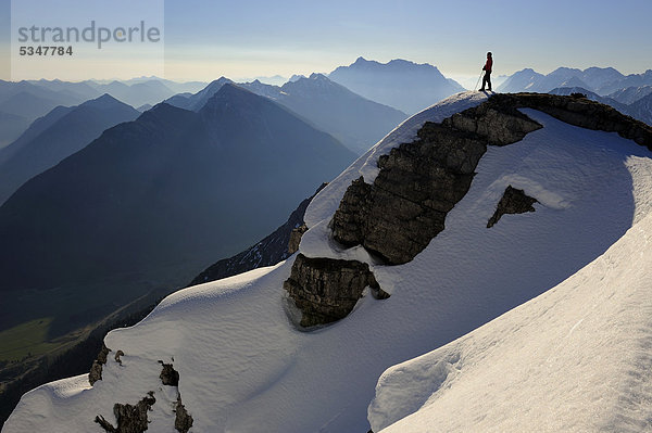 Winterlicher Gipfelgrat mit Bergsteiger am frühen Morgen  Rutte  Außerfern  Tirol  Österreich  Europa