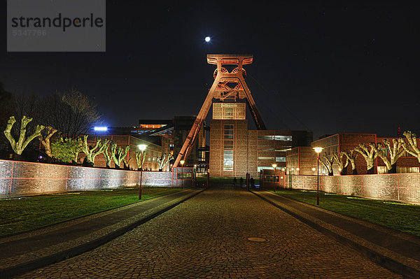 Illuminierte Industriegebäude bei Nacht  Zeche Zollverein  Oberhausen  Nordrhein-Westfalen  Deutschland  Europa