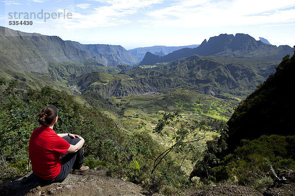 Wanderin blickt auf die abgelegenen und schwer erreichbaren Bergdörfer La Nouvelle und Marla  im Vulkankessel Cirque de Mafate  Insel La Reunion  Indischer Ozean