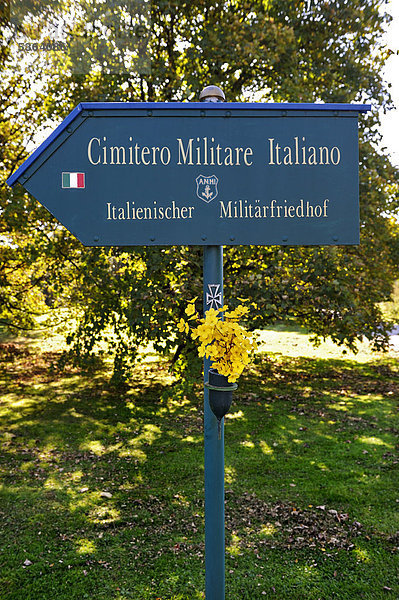 Hinweisschild  italienischer Militärfriedhof  München  Bayern  Deutschland  Europa
