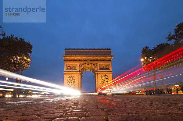 Arc de Triomphe Triumphbogen  Place-Charles-de-Gaullle bei Nacht  Paris  Frankreich  Europa