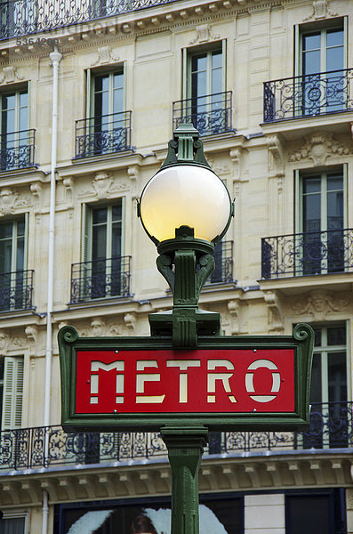Jugendstil-Schild Metro mit Lampe in Paris  Frankreich  Europa