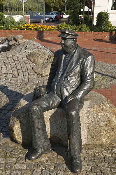 Bronzeplastik Bauer mit Hund  geschaffen von Albert Bocklage  zur Erinnerung an 200 Jahre Handel mit Schafen auf dem Wittmunder Markt  Wittmund  Ostfriesland  Niedersachsen  Deutschland  Europa