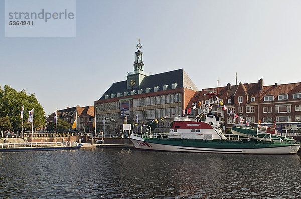 Europa Halle Stadt frontal Nostalgie Ostfriesland Emden Deutschland Glockenspiel Rettungsboot Niedersachsen