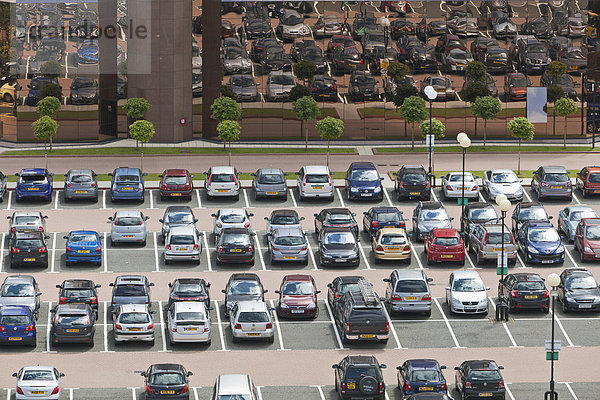 Luftaufnahme  Blick auf öffentlichen Parkplatz in Manchester  England  Großbritannien  Europa