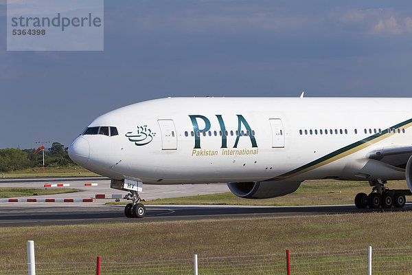 PIA Pakistan International Airlines Flugzeug im Flughafen Manchester  England  Großbritannien  Europa