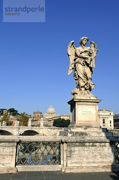 Bernini-Statue auf dem Ponte Sant Angelo über dem Tiber  Rom  Italien  Europa