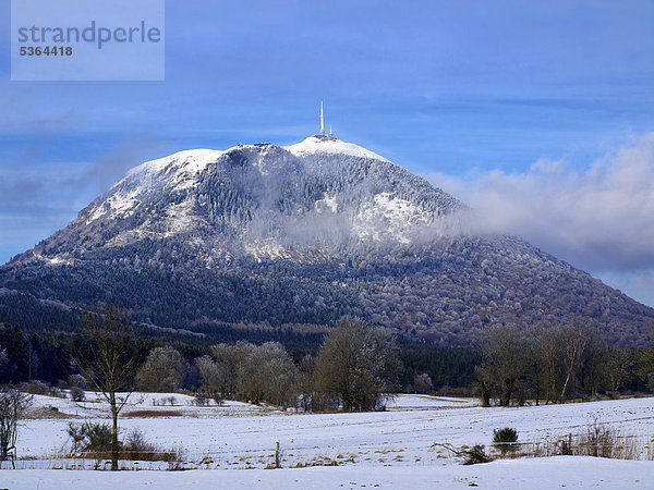 Der Vulkan Puy de DÙme im Winter  Auvergne  Frankreich  Europa
