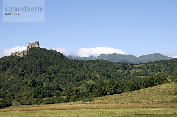 Ch‚teau de Murol  hinten der Puy de Sancy  Auvergne  DÈpartement Puy-de-DÙme  Frankreich  Europa