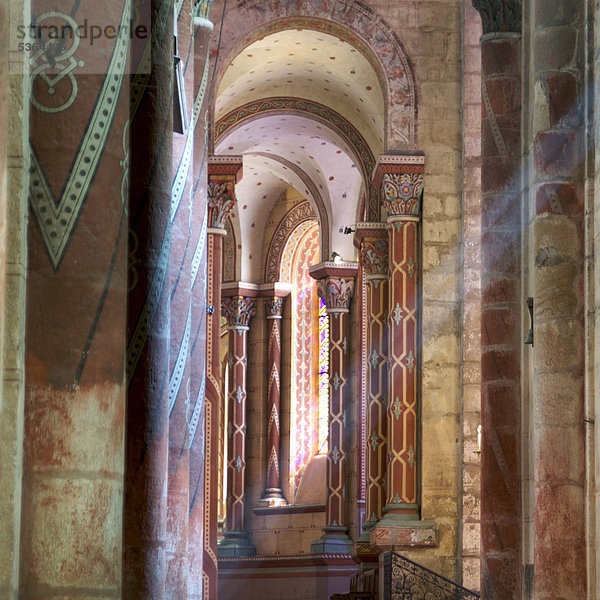 Bunte Säulen der ehemaligen Benediktinerabteikirche Saint-Austremoine  Issoire  Auvergne  Frankreich  Europa