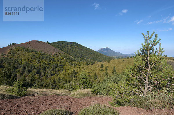 Blick auf den Vulkan Puy de DÙme  Puy de Lassolas  Regionaler Naturpark Volcans díAuvergne  Auvergne  Frankreich  Europa