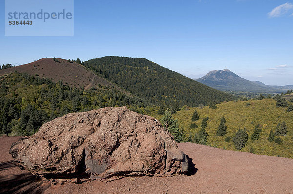 Regionaler Naturpark Volcans díAuvergne  Puy de Lassolas  hinten der Vulkan Puy de DÙme  Auvergne  Frankreich  Europa