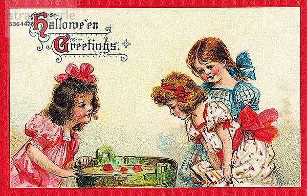 Mädchen sitzen an einem Fass mit Äpfeln im Wasser  Apfelschnappen  Apfeltauchen  Halloween Greetings  Illustration