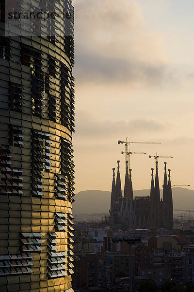 Wolkenkratzer Torre Agbar und Basilika Sagrada Familia  UNESCO Weltkulturerbe  Barcelona  Katalonien  Spanien  Europa