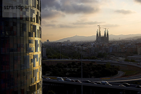 Panorama mit dem Wolkenkratzer Torre Agbar und Basilika Sagrada Familia  UNESCO Weltkulturerbe  Barcelona  Katalonien  Spanien  Europa