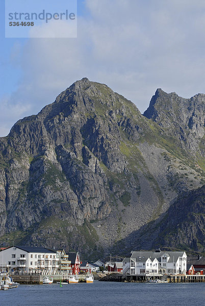 hinter Felsbrocken Europa Gebäude Boot weiß Norwegen angeln rot Inselgruppe Lofoten typisch nordland steil