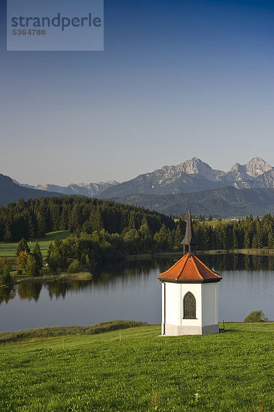 Kapelle am Hegratsriedersee bei Füssen  Allgäu  Bayern  Deutschland  Europa