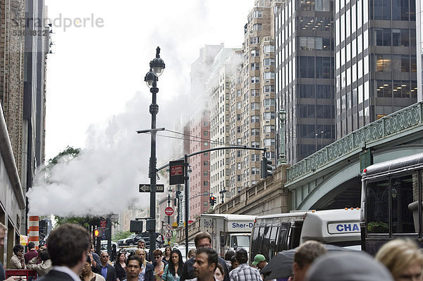 Rush Hour vor der Central Station  Manhattan  New York  USA