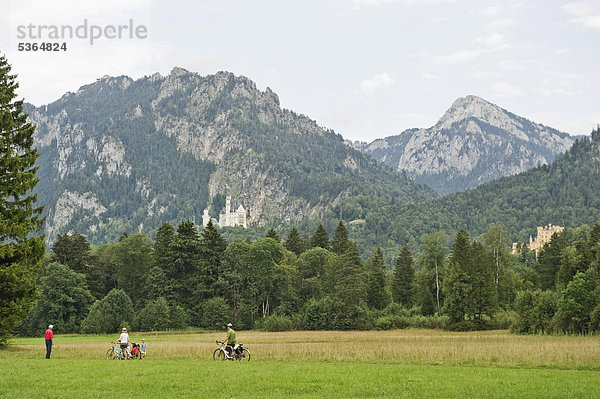 Radfahrer am Schwansee  hinten Schloss Neuschwanstein  bei Füssen  Allgäu  Bayern  Deutschland  Europa