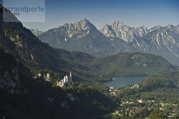 Schloss Neuschwanstein und Alpsee  bei Füssen  Allgäu  Bayern  Deutschland  Europa