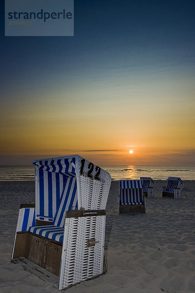 Strandkörbe am Strand bei Sonnenuntergang  List  Sylt  Schleswig-Holstein  Deutschland  Europa