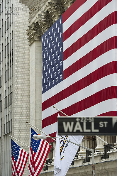 Amerikanische Flaggen an der Wall Street  Manhattan  New York  USA
