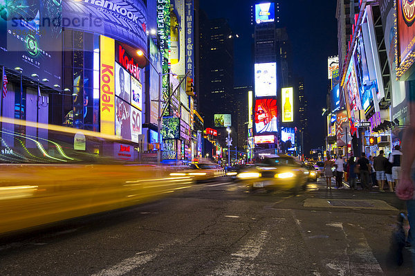 Times Square bei Nacht  Manhattan  New York  USA