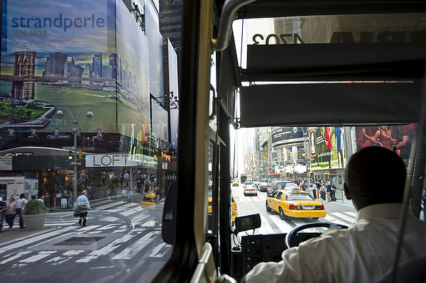 Times Square  aus einem Bus heraus gesehen  Manhattan  New York  USA