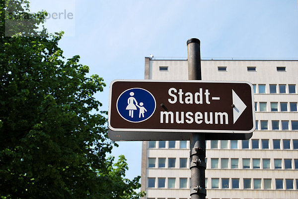 Wegweiser zum Stadtmuseum  Carlstor  Düsseldorf  Nordrhein-Westfalen  Deutschland  Europa