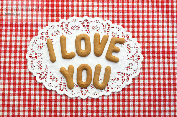 I love you  geschrieben mit Buchstaben aus Russisch Brot  auf Tortenspitze aus Papier
