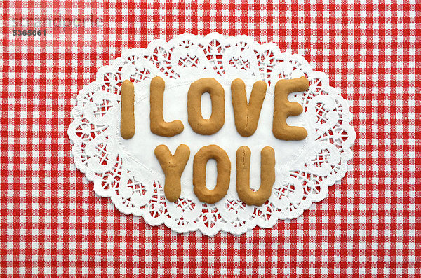 I love you  geschrieben mit Buchstaben aus Russisch Brot  auf Tortenspitze aus Papier
