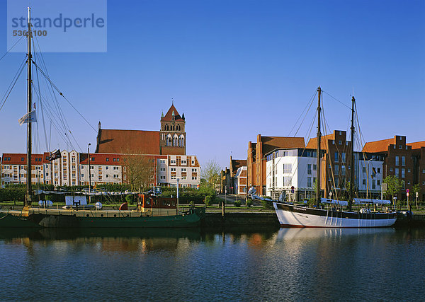 Hafen vor der Marienkirche  Greifswald  Mecklenburg-Vorpommern  Deutschland  Europa