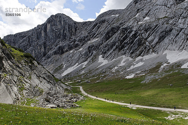 Auf dem Gipfel-Erlebnisweg der Alpspitzbahn  Garmisch-Partenkirchen  Wettersteingebirge  Oberbayern  Bayern  Deutschland  Europa