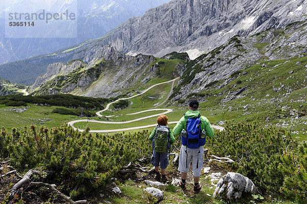 Vater und Sohn auf dem Gipfel-Erlebnisweg der Alpspitzbahn  Garmisch-Partenkirchen  Wettersteingebirge  Oberbayern  Bayern  Deutschland  Europa