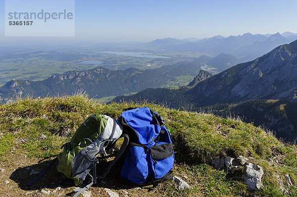 Rucksäcke  Ausblick vom Aggenstein über das Vilstal auf Falkenstein  Hopfensee und Forggensee  Bayrisch Schwaben  Bayern  Deutschland  Europa