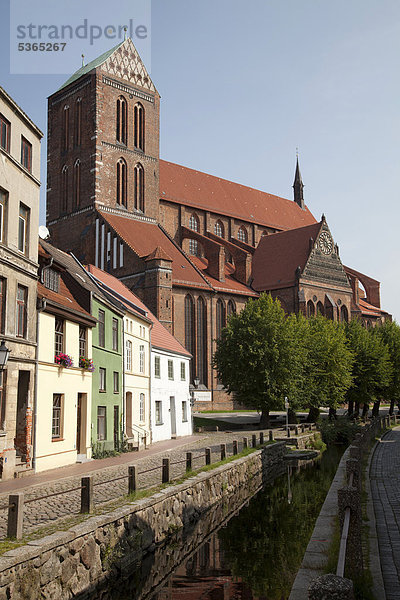 Frische Grube  St.-Nikolai-Kirche  Hansestadt Wismar  Mecklenburg-Vorpommern  Deutschland  Europa  ÖffentlicherGrund