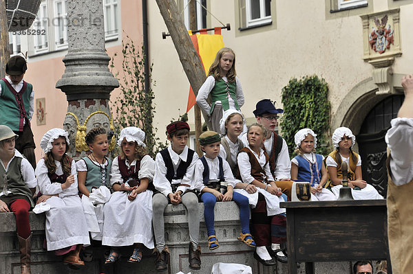Junge Zuschauer in historischen Kostümen  Reichsstadt-Festtage Rothenburg 2011  Rothenburg ob der Tauber  Bayern  Deutschland  Europa