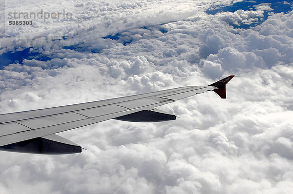 Rechte Tragfläche  Airbus A 319  im Flug  über Wolken