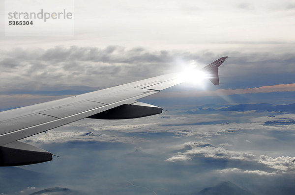 Rechte Tragfläche  Airbus A 319  im Flug  über Wolken