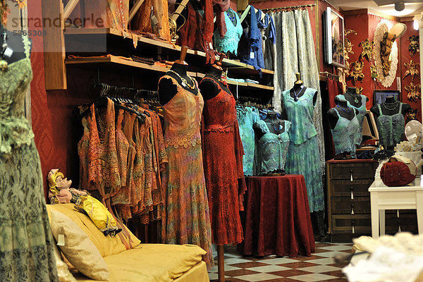 Verkauf von Spitzenstickereiwaren  Kleidung  Souvenirs  Andenken  Burano  Venedig  Venetien  Italien  Europa